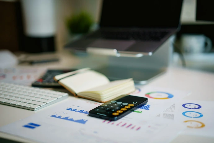 FTA-Compliant VAT Registration & Filing Services UAE Visual graphic detailing UAE VAT services, including FTA-compliant registration, return filing, refunds, deregistration, and voluntary disclosure.